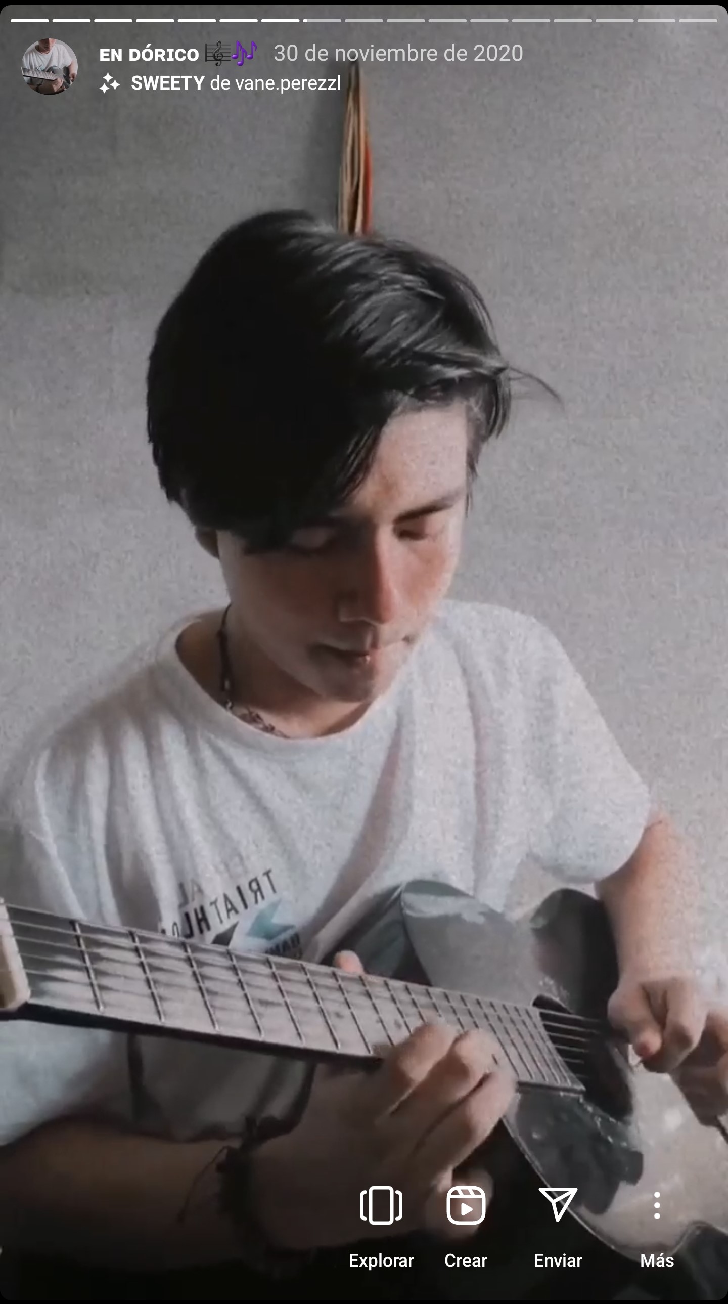 Fotografía de José Alexis Figueroa Minco tocando guitarra